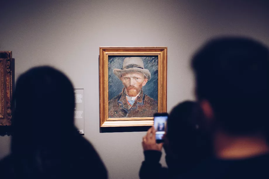 Des recherches ont montré que les flashs des téléphones portables ne causent pas beaucoup de dégâts aux peintures. (Unsplash)