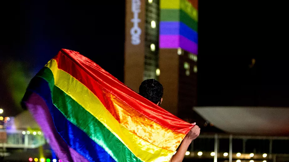 Le drapeau multicolore représente un symbole de la communauté LGBT+ Photo : EFE