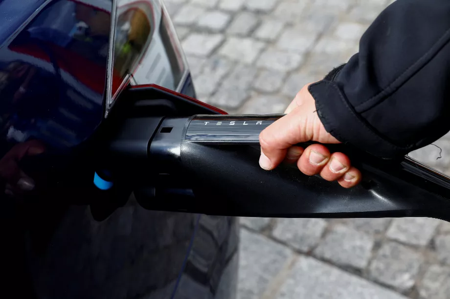 Suite à l'intégration du port Tesla dans les nouveaux véhicules électriques du groupe Volkswagen (VAG) à partir de 2025, les clients auront accès à plus de 15 000 points de recharge Supercharger. (REUTERS/Michele Tantussi/File Photo)