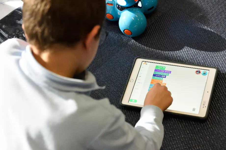 Un cadeau pour un enfant doit toujours comporter un élément éducatif et amusant qui encourage ses goûts. (Unsplash)