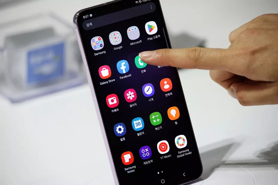 L'intégration de l'intelligence artificielle dans le Galaxy S24 cherche à établir une nouvelle norme. (Reuters/Kim Hong-Ji)