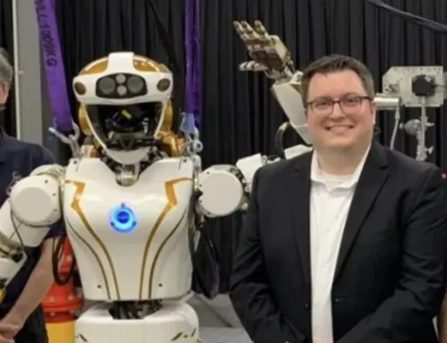 Evan Laske, chef adjoint de l'équipe des robots droitiers du Johnson Space Center de la NASA, avec le robot humanoïde Valkyrie. Crédits : NASA