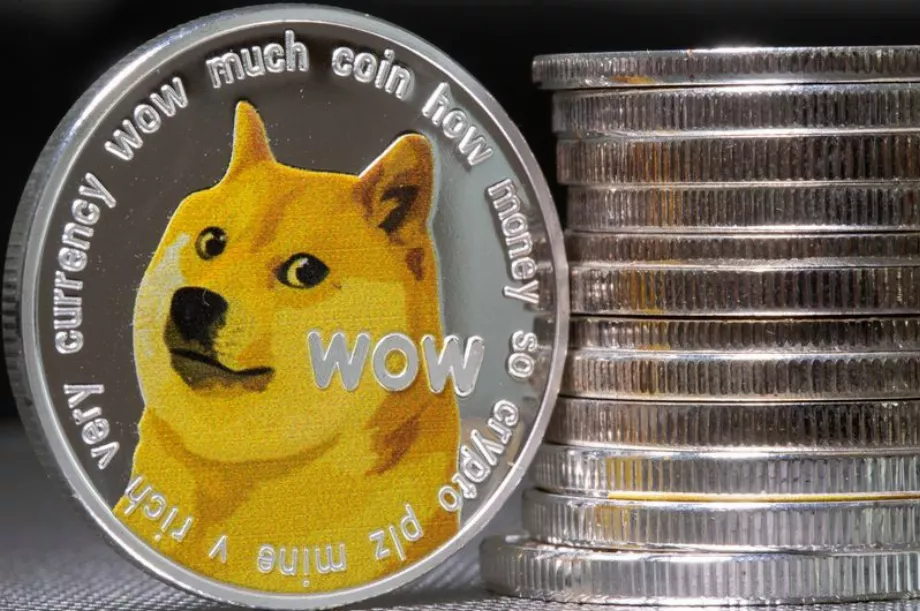Une décennie de Dogecoin : d’une blague à une crypto-monnaie de popularité mondiale. (Reuters/Dado Ruvic)