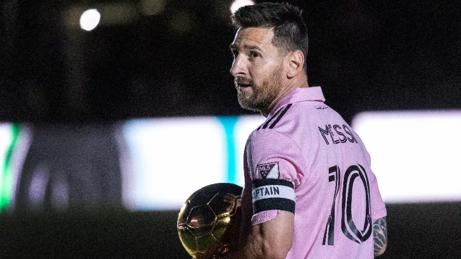 Lionel Messi, joueur de l'Inter Miami, présente aux supporters son huitième Ballon d'Or, avant un match amical contre le New York City FC au stade DRV PNK, à Fort Lauderdale, en Floride, le 10 novembre. EFE/EPA/CRISTOBAL HERRERA-ULASHKEVICH
