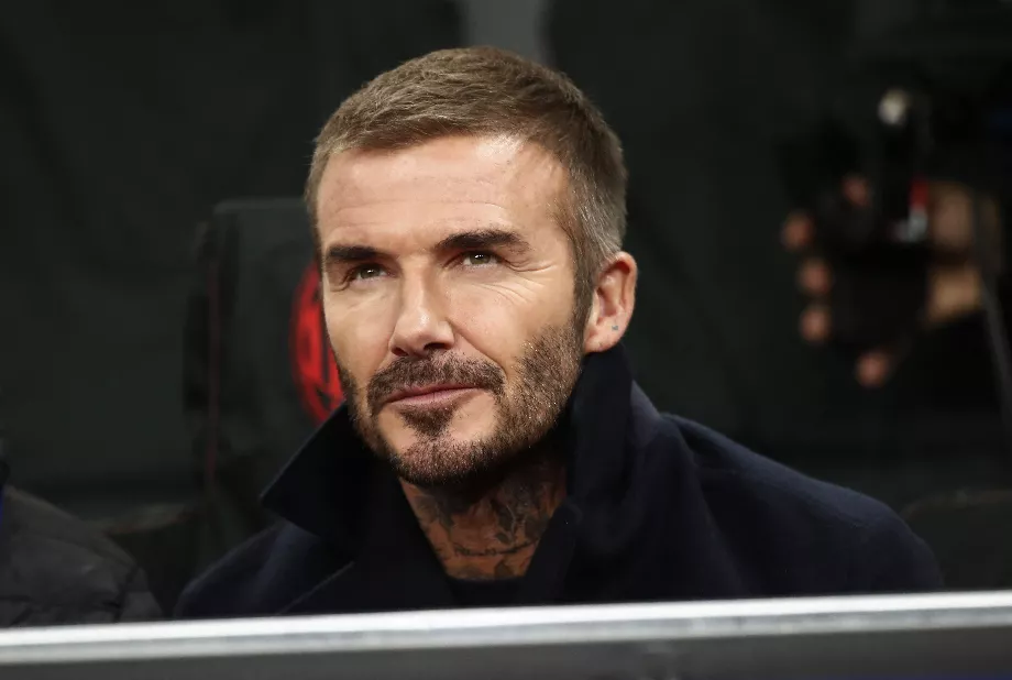 L'ancien joueur anglais David Beckham maintient une forte présence en ligne, démontrant son influence au-delà des terrains de football. (Reuters/Alessandro Garofalo)