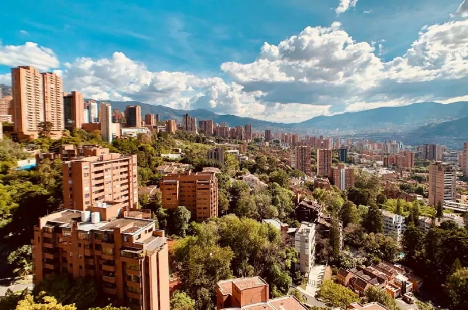 Medellín, avec son innovation croissante, est l'un des points de travail les plus importants en Colombie, selon ChatGPT - crédit La Bitácora de Carlos et Eli