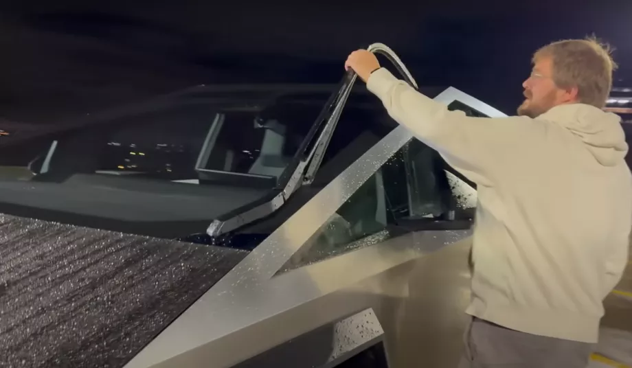 Kyle Conner d'Out of Spec examine le système d'essuie-glace du Cybertruck, qui se distingue par sa taille et sa consommation d'énergie. (@OutofSpecReviews)