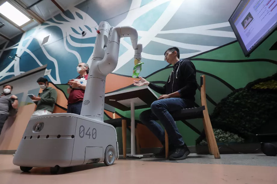 AutoRT profite des grands modèles pour mieux entraîner les robots. (Reuters/Nathan Frandino)