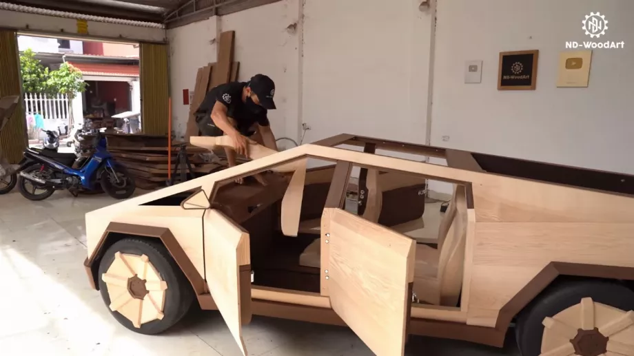 L'artisan a construit la voiture à partir de zéro. (ND - Art du travail du bois)