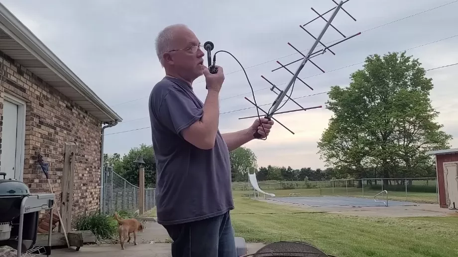 Grâce à son génie de la radioamateur, Doug parvient à engager une conversation avec l'équipage de l'ISS. (YouTube : KB8M)