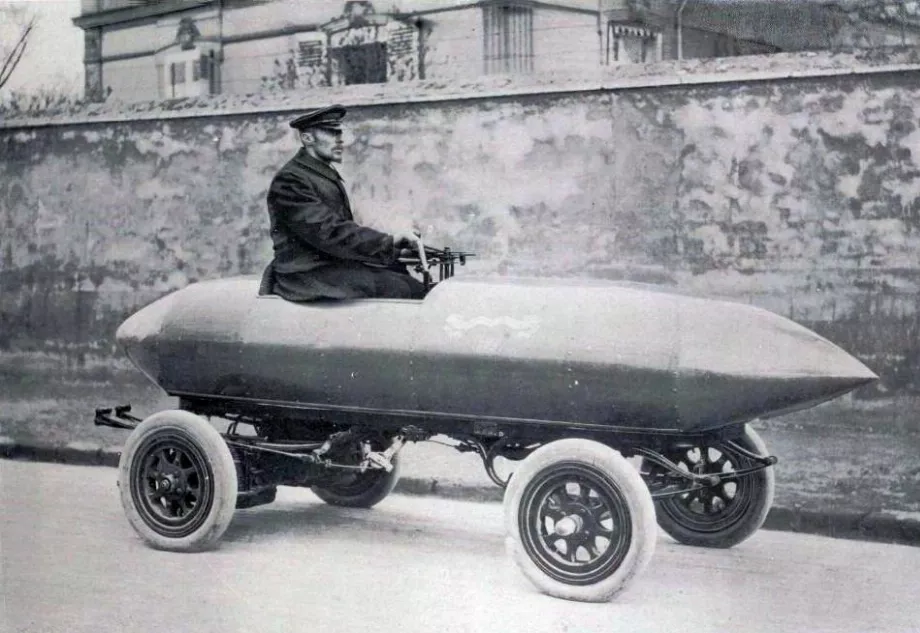 Battant des records en 1899, La Jamais Contente démontre le potentiel de vitesse des véhicules électriques. (BBVA)