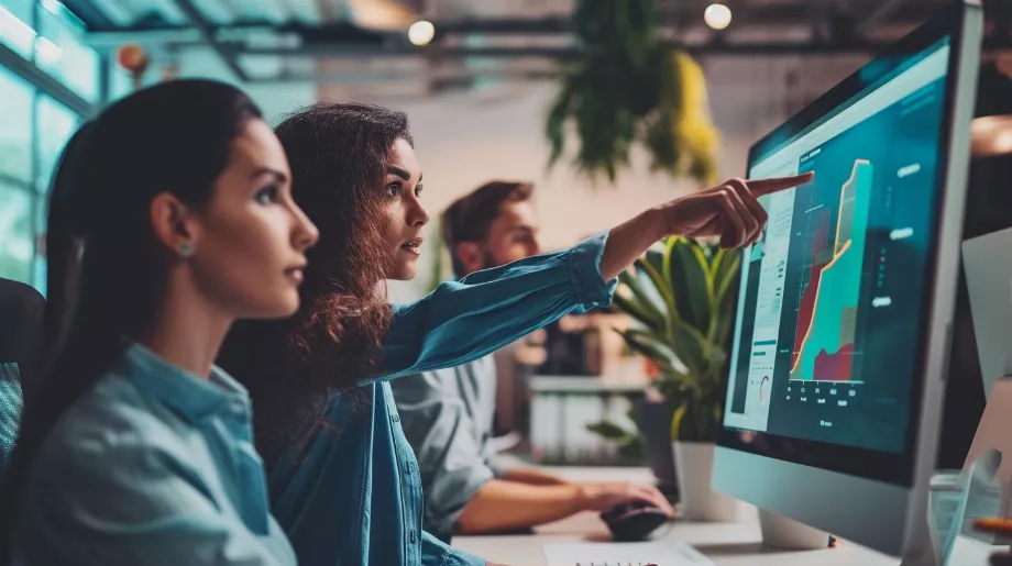 La créativité, l’empathie et la pensée critique apparaissent comme des compétences indispensables face à la mise en œuvre croissante de l’intelligence artificielle au travail. (Image d’illustration Infobae)