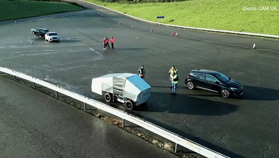 L'intelligence artificielle permet au robot ARRES de distinguer les nids-de-poule des fissures sur la route. (Tiré du Daily Mail)