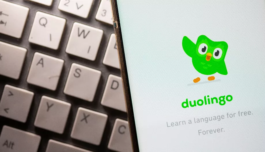 D'anciens employés de Duolingo révèlent la substitution par l'IA dans la création de contenus et la traduction des cours au sein de la plateforme. (Reuters/Dado Ruvic)