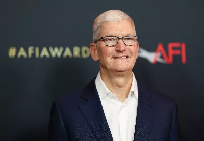 Le PDG d'Apple, Tim Cook, réduit son salaire de 36 % en pleine bataille avec Microsoft