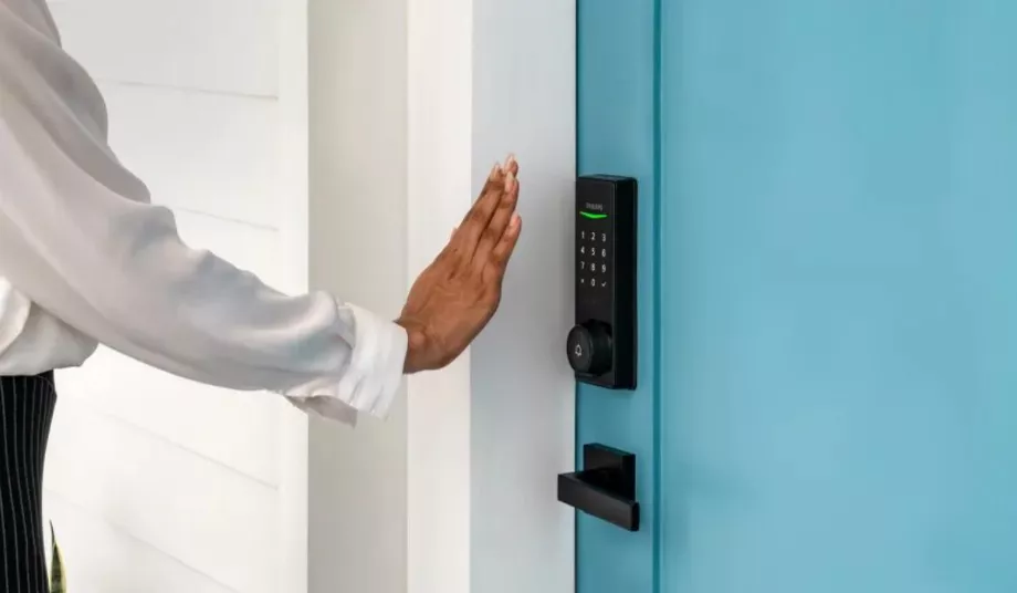 Le lecteur à activation automatique reconnaît les veines de la paume comme un identifiant unique pour déverrouiller la porte rapidement et facilement. (Philips)