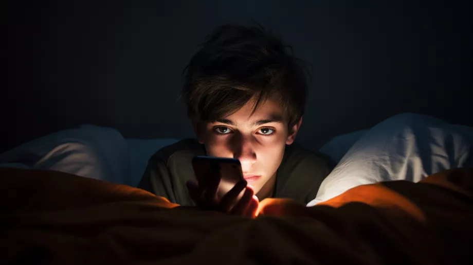 Une préoccupation latente chez les parents est que leurs enfants développent une dépendance à leur téléphone portable. (Informations sur l'image illustrative)