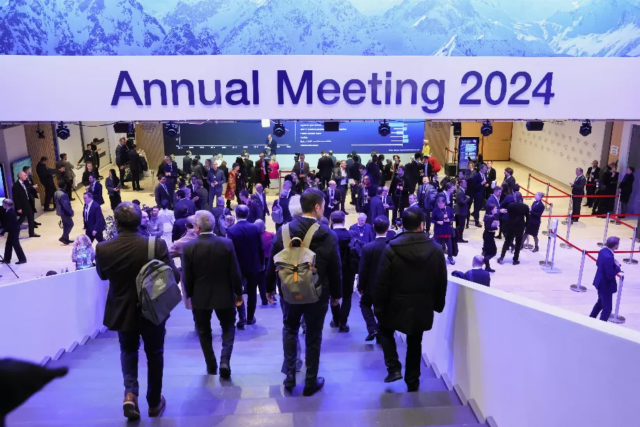 Les participants marchent au siège lors de la 54e réunion annuelle du Forum économique mondial à Davos, en Suisse, le 16 janvier 2024. REUTERS/Denis Balibouse