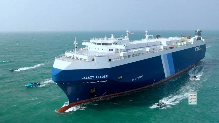 Le cargo Galaxy Leader est escorté par des navires Houthis dans la mer Rouge sur cette photo publiée le 20 novembre 2023. Médias militaires houthis/document via REUTERS/fichier