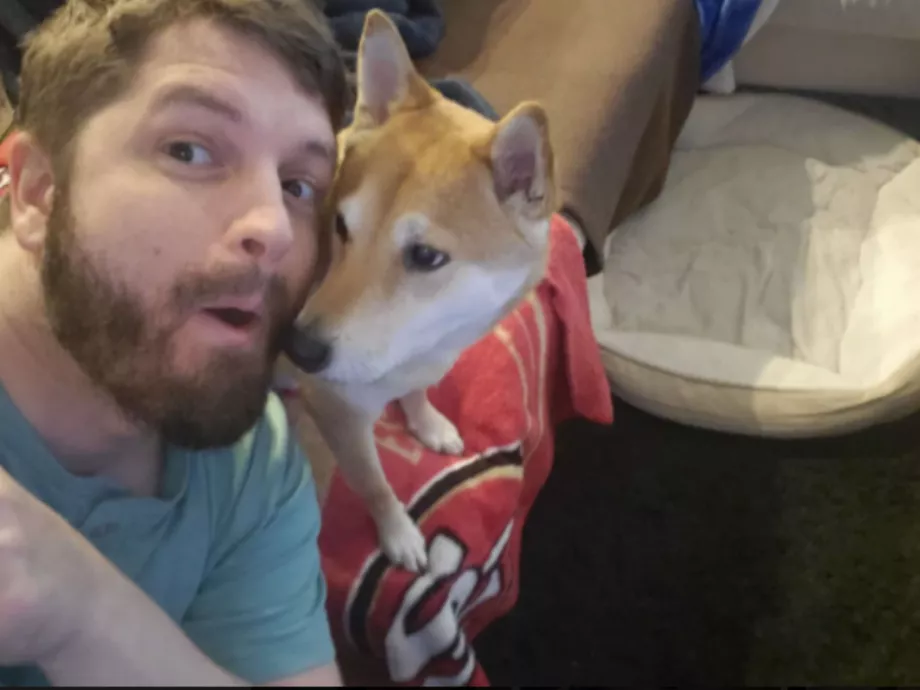 Peanut Butter a été formé pendant un an afin de pouvoir utiliser une manette de jeu vidéo adaptée. (JSR_)