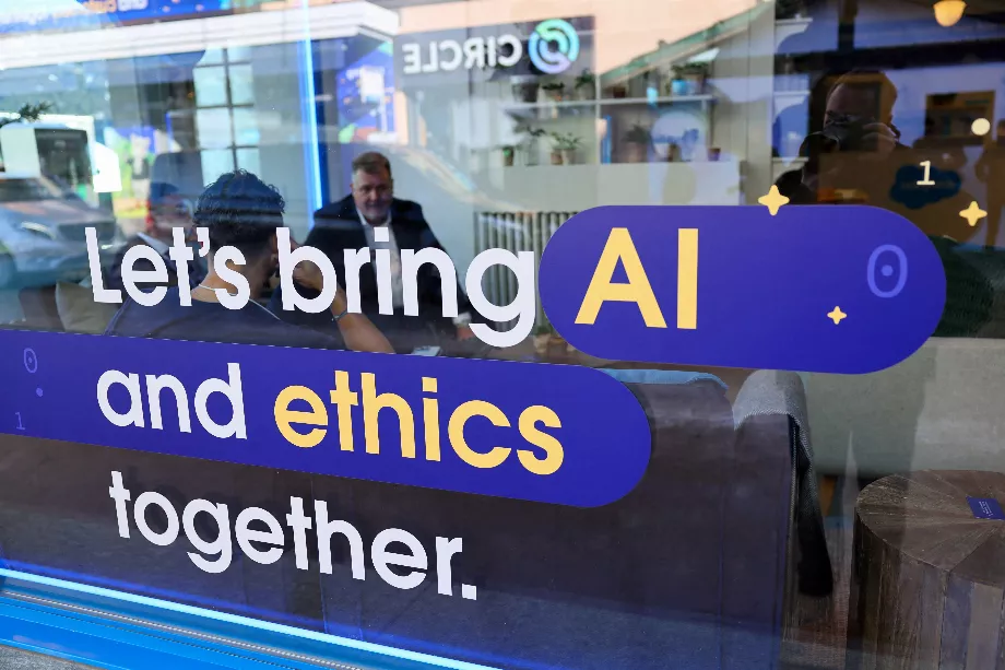 Un effort conjoint entre experts, régulateurs et entrepreneurs devient essentiel pour garantir une intégration fluide et fiable de l’IA dans la vie quotidienne. (Reuters/Denis Balibouse)