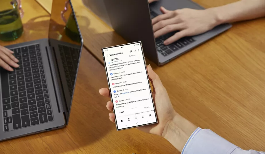 L'application enregistreur peut également transcrire la parole en texte grâce à l'IA, en distinguant les différents locuteurs et en réalisant un résumé. (Samsung)