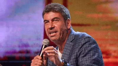 Arturo Elías Ayub et sa réponse inattendue à la découverte de son livre « piraté » vendu dans les rues du CDMX