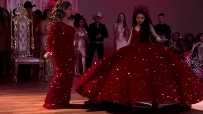 Une femme s'habille comme sa fille lors d'une fête de 15 ans et éclipse la fête | VIDÉO