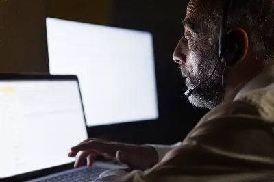 L’IA pourrait réduire l’emploi et les salaires des postes intermédiaires, comme cela s’est produit dans le secteur bancaire avec la numérisation