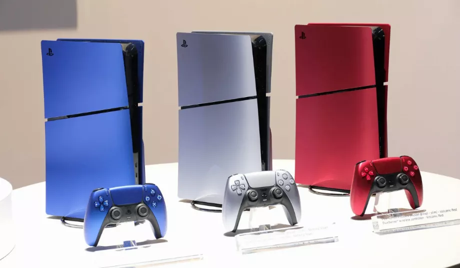 Il existe trois couleurs différentes : Rouge Volcanique, Bleu Cobalt et Argent Sterling. (Chris Welch)