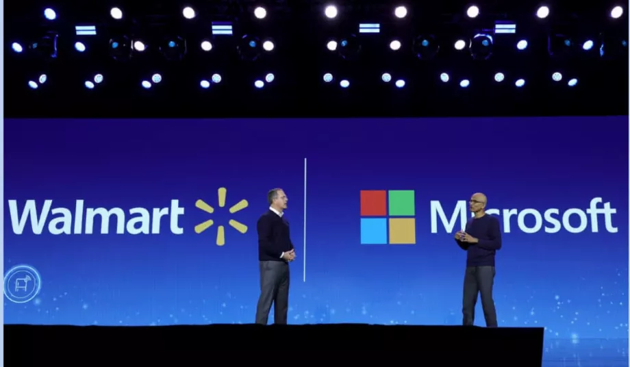 Doug McMillon, président-directeur général de Walmart, et Satya Nadella, PDG de Microsoft, au CES 2024. (Reuters)