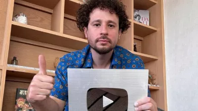 Luisito Comunica reçoit une plaque de 100 mille abonnés sur YouTube avec 9 ans de retard ; sa réaction déchaîne le ridicule
