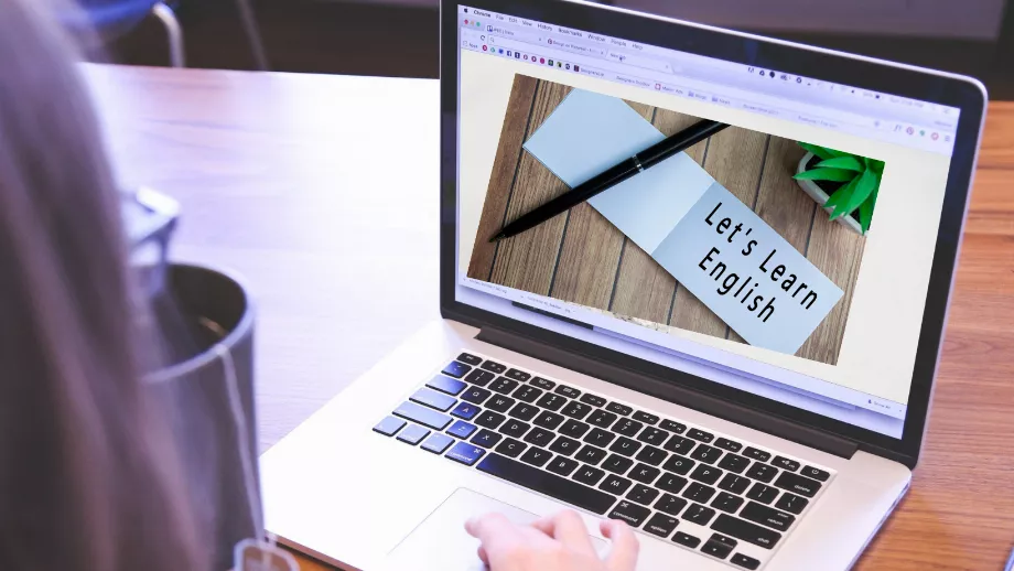 Canva, la populaire plateforme de conception numérique, a intégré l'intelligence artificielle générative pour offrir à ses utilisateurs la possibilité de créer des images originales avec des instructions simples. (Toile)