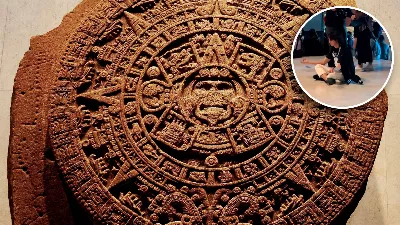 Un jeune Mexicain méditait devant la pierre du soleil aztèque et a été critiqué