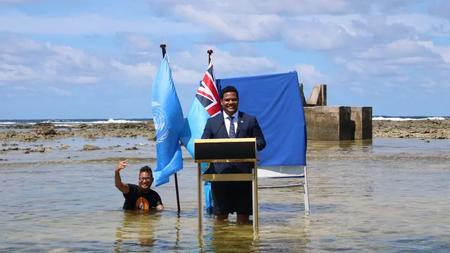 Simon Kofe, ministre de la Justice, de la Communication et des Affaires étrangères de Tuvalu, s'est exprimé lors de la COP26 au milieu des eaux qui inondaient son île