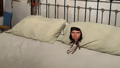 Il a révélé le secret de sa grand-mère et c'est devenu viral : il dort avec un oreiller qui a le visage de Sandro