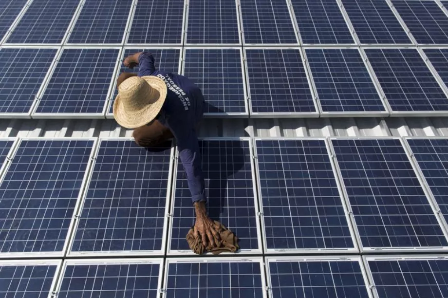 Les panneaux solaires sont un bon moyen d'utiliser les énergies renouvelables. (Reuters/Bruno Kelly)