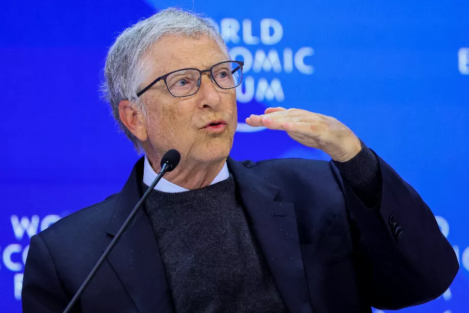 Gates a quitté Harvard pour travailler chez Microsoft et est devenu un pionnier des logiciels personnels. (Reuters/Denis Balibouse)
