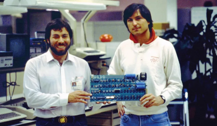 Steve Wozniak et Steve Jobs avec la carte principale de l'Apple I. (Apple)