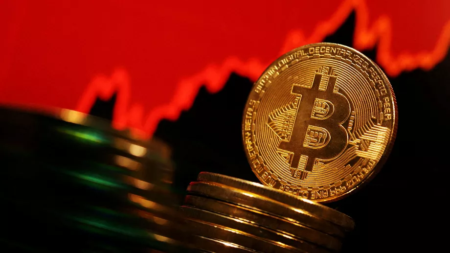 Le Bitcoin, la crypto-monnaie la plus populaire du marché, a été promu par des entrepreneurs comme Elon Musk et des gouvernements comme le Salvador, où son utilisation est légale. (REUTERS/Dado Ruvic/Illustration/Photo d'archives)