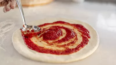 Il a acheté une pâte à pizza au supermarché et a été choqué par la date de péremption