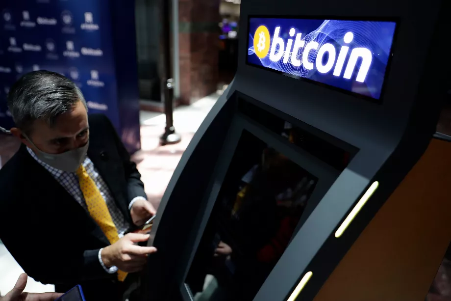 Eric Gravengaard, PDG et fondateur de la société Anthena Bitcoin, effectuant une opération test sur un guichet automatique pour les transactions Bitcoin, à San Salvador (El Salvador). (EFE/Rodrigo Sura/Fichier)