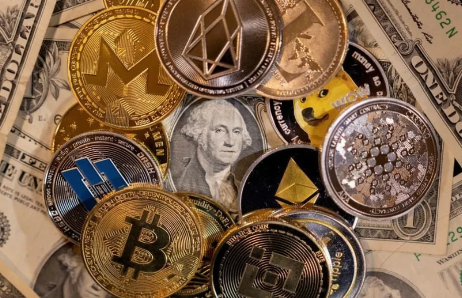 Représentations physiques de diverses crypto-monnaies. (Reuters/Dado Ruvic)