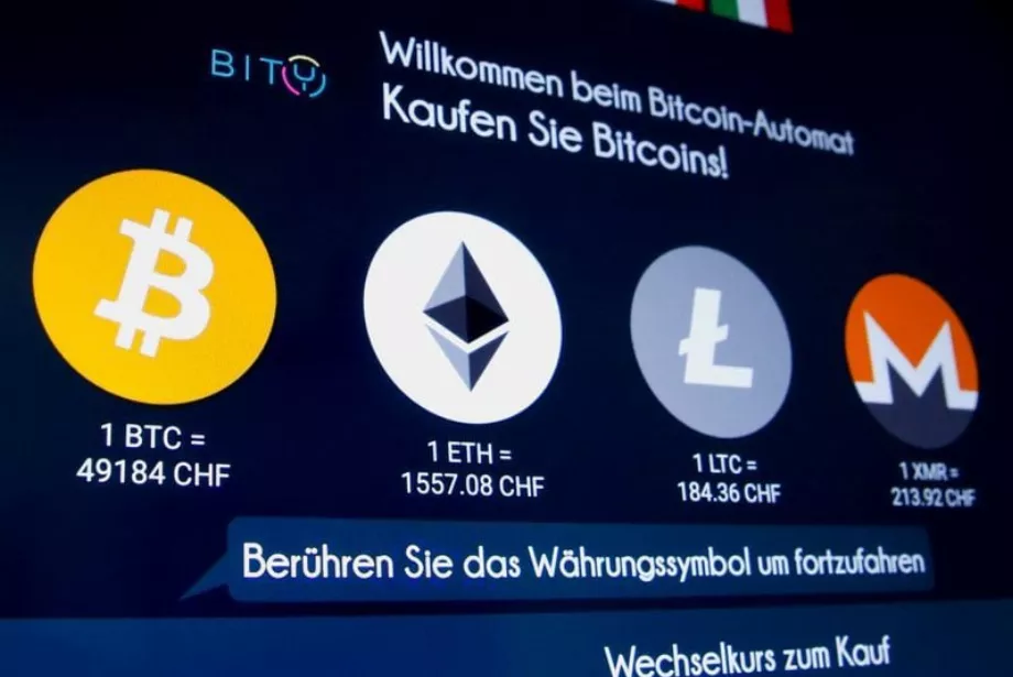 Écran ATM pour acheter des crypto-monnaies. (Reuters/Arnd Wiegmann)