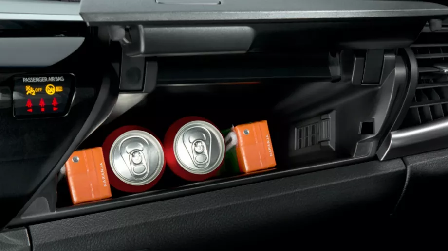 Le bouton est stratégiquement situé à l’intérieur de la boîte à gants, même si son emplacement et sa forme peuvent varier selon le modèle de voiture. (Reuters)