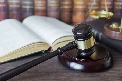 Il a demandé à son avocat quelle était la date du procès et sa réponse l'a laissé sans voix.