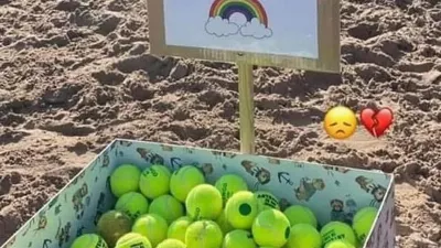 L'étrange pancarte sur la plage à côté d'une boîte de balles qui a suscité toutes sortes de réactions sur les réseaux
