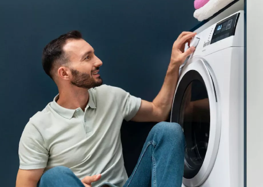 Utiliser la machine à laver pendant les dernières heures de la journée est plus économique pour votre maison. (Photo : Freepik)