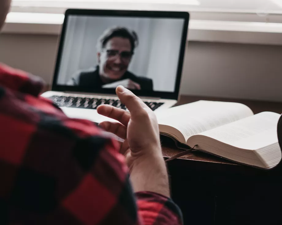 Les appels vidéo sont la nouvelle forme de tromperie de l’IA en inspirant un haut degré de confiance aux victimes. (Unsplash)