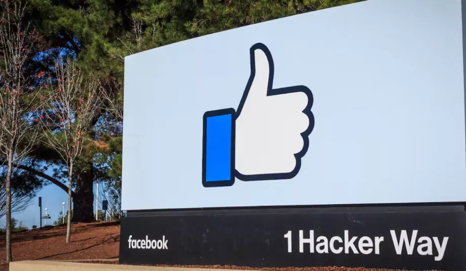 Avant que l'entreprise ne s'appelle Meta, la façade du siège social de Facebook était ornée de son emblématique « J'aime ». (Reuters)